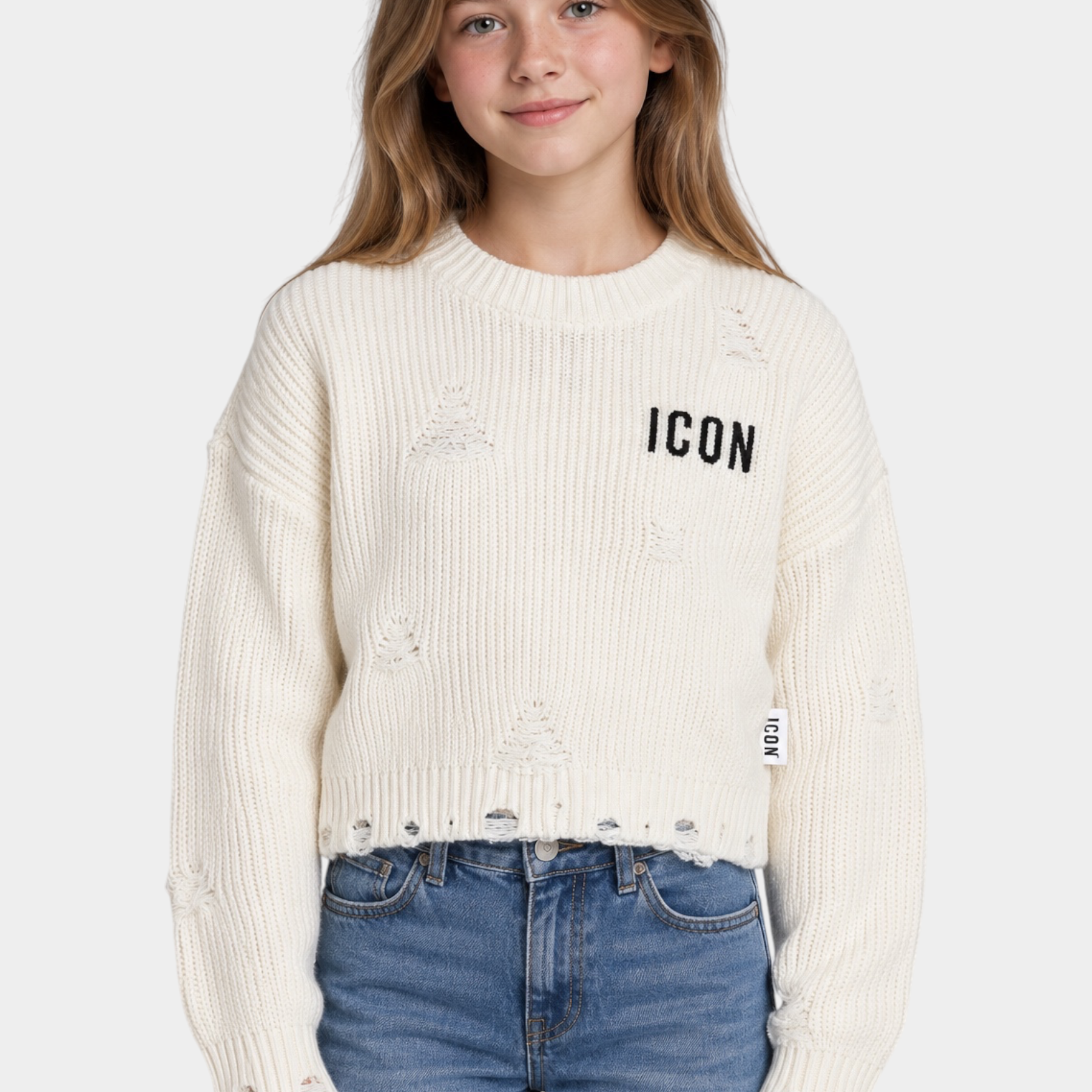 Bambina che indossa un maglione Follower SRL avorio a coste con dettagli strappati e scritta ICON nera sul petto