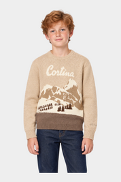 Ragazzo indossa maglione Follower SRL beige con intarsio paesaggio montano Cortina e dettagli a costine