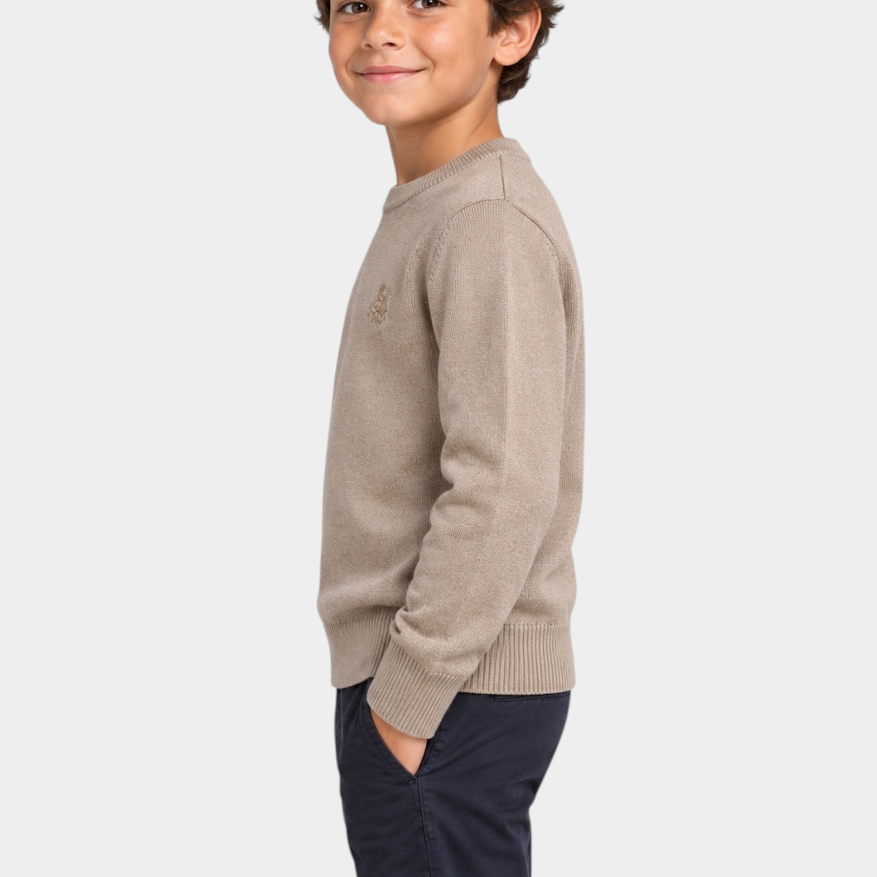 Bambino indossa maglione girocollo beige Follower SRL con logo iconico US GRAND POLO, vista laterale
