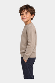 Bambino indossa maglione girocollo beige Follower SRL con logo iconico US GRAND POLO, vista laterale