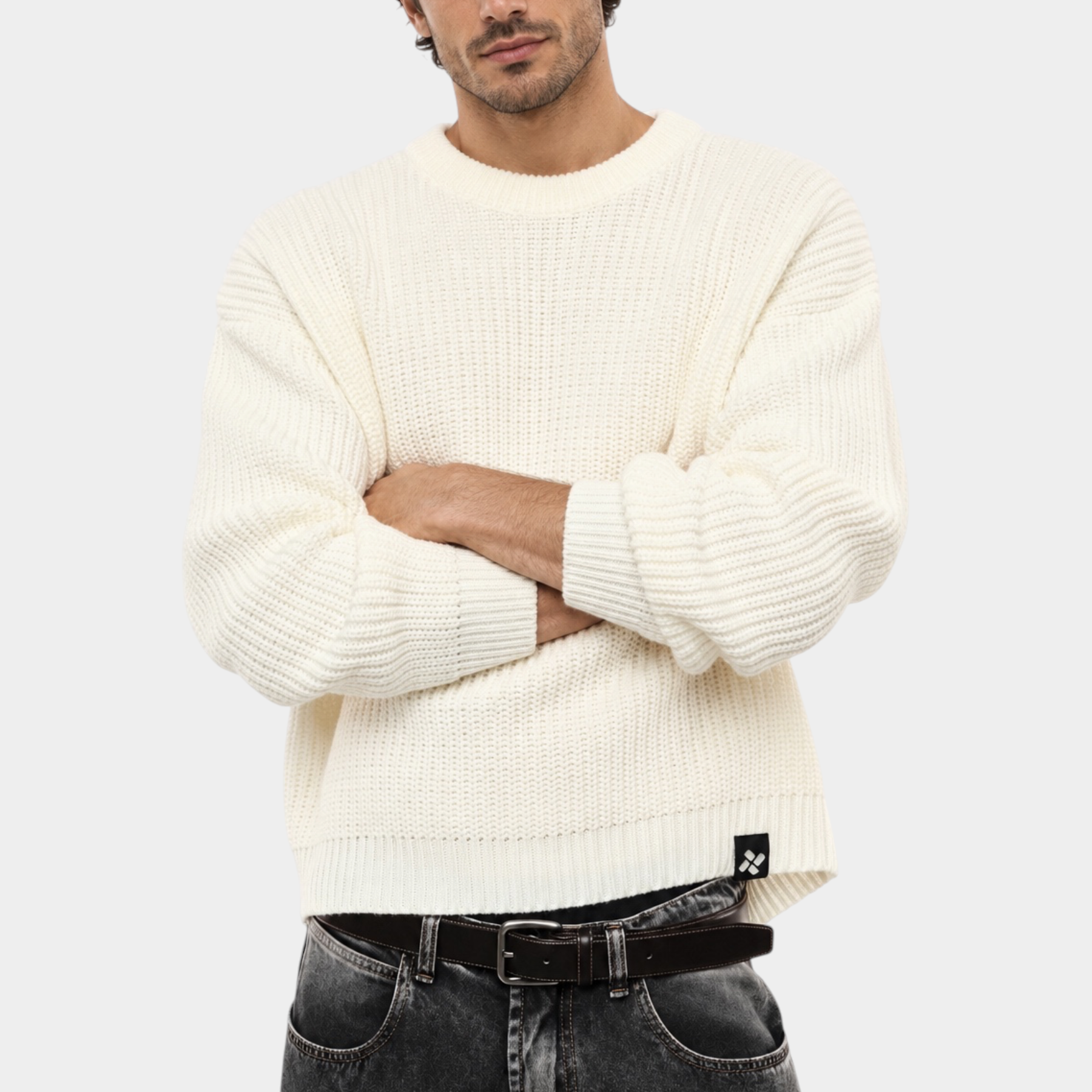 Modello indossa maglione girocollo Follower SRL beige a maglia larga con vestibilità regular e dettaglio logo