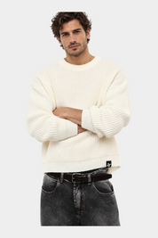 Modello indossa maglione girocollo Follower SRL beige a maglia larga con vestibilità regular e dettaglio logo