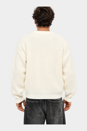 Vista posteriore di un uomo che indossa un maglione girocollo Follower SRL beige a maglia larga regular-fit