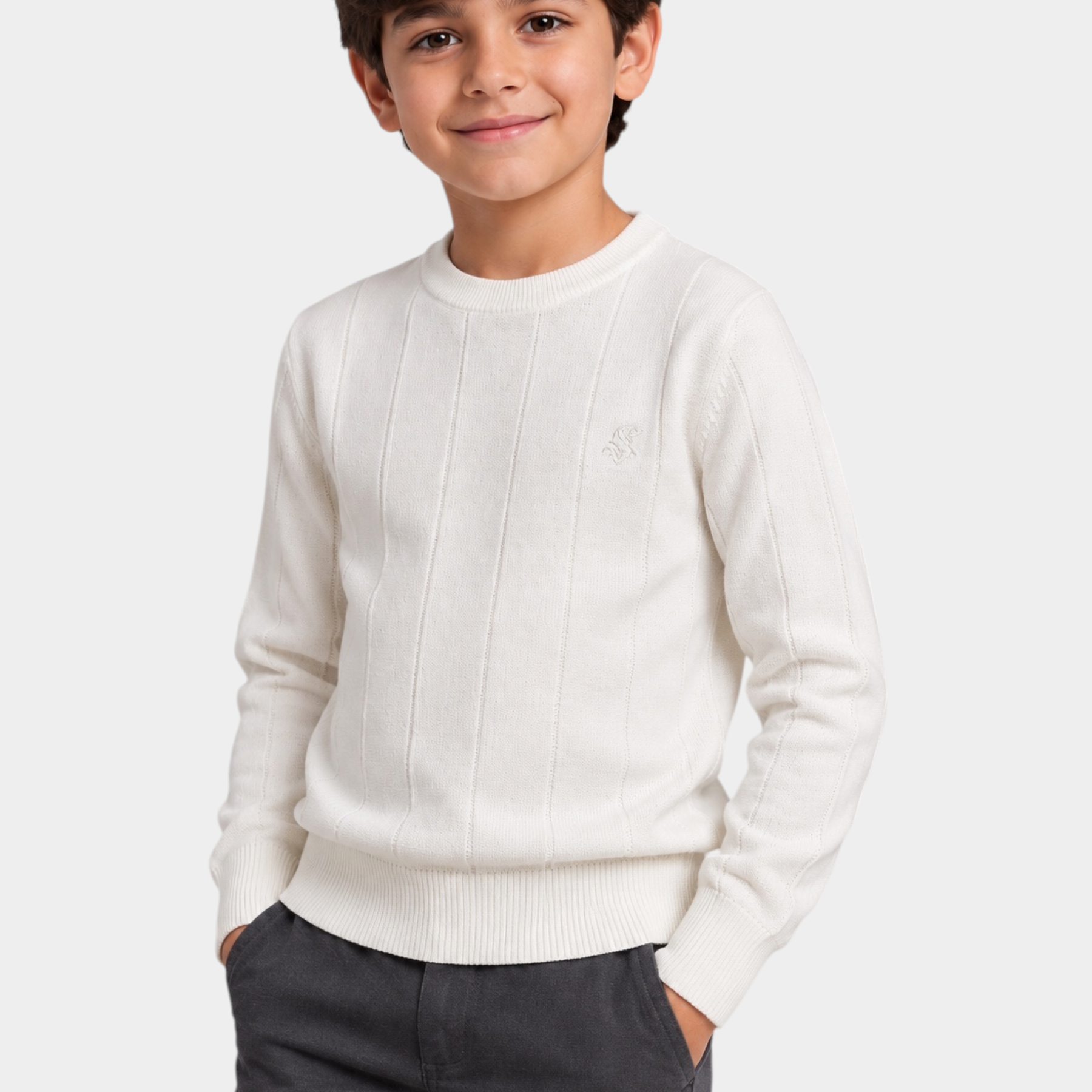 Bambino indossa un maglione girocollo bianco a semi coste con logo Follower SRL ricamato sul petto