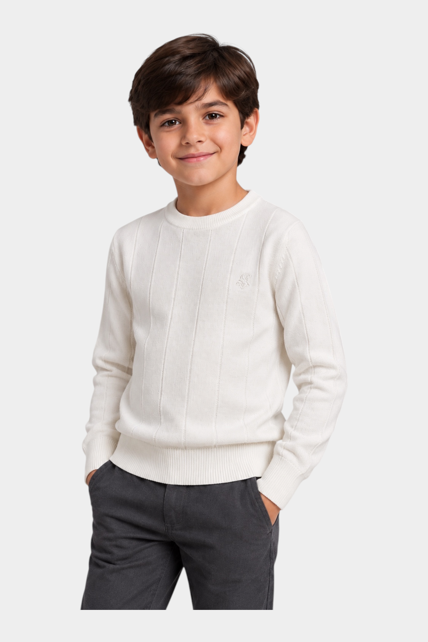 Bambino indossa un maglione girocollo bianco a semi coste con logo Follower SRL ricamato sul petto