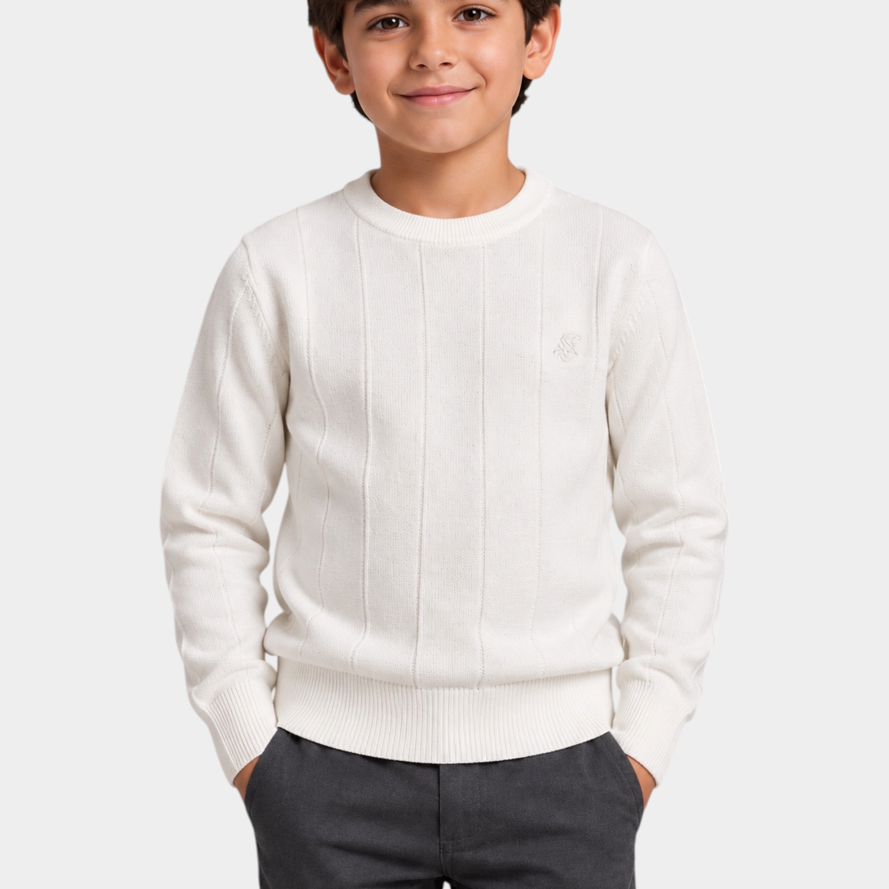 Bambino indossa un maglione girocollo bianco a semi coste con logo iconico Follower SRL su sfondo neutro