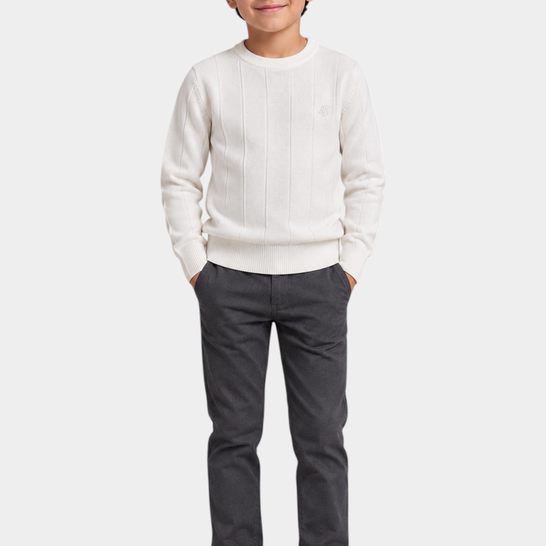 Bambino che indossa un maglione girocollo bianco a semi coste con logo Follower SRL e pantaloni grigi