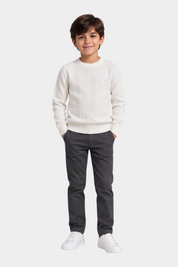 Bambino che indossa un maglione girocollo bianco a semi coste con logo Follower SRL e pantaloni grigi