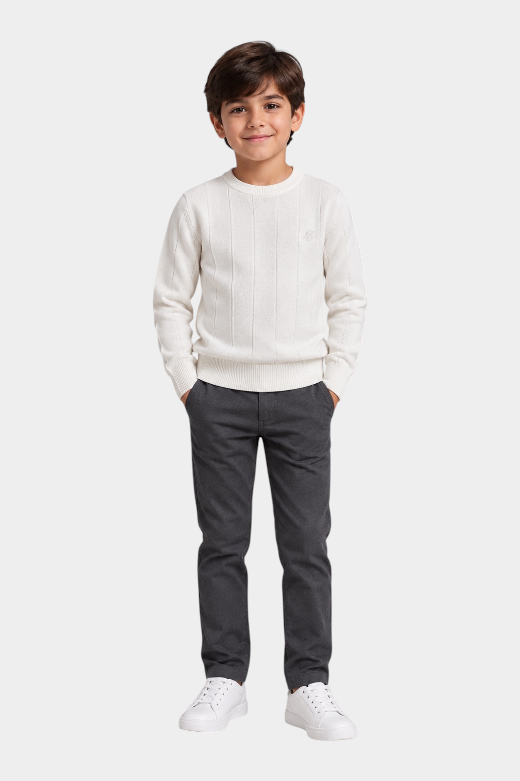 Bambino che indossa un maglione girocollo bianco a semi coste con logo Follower SRL e pantaloni grigi