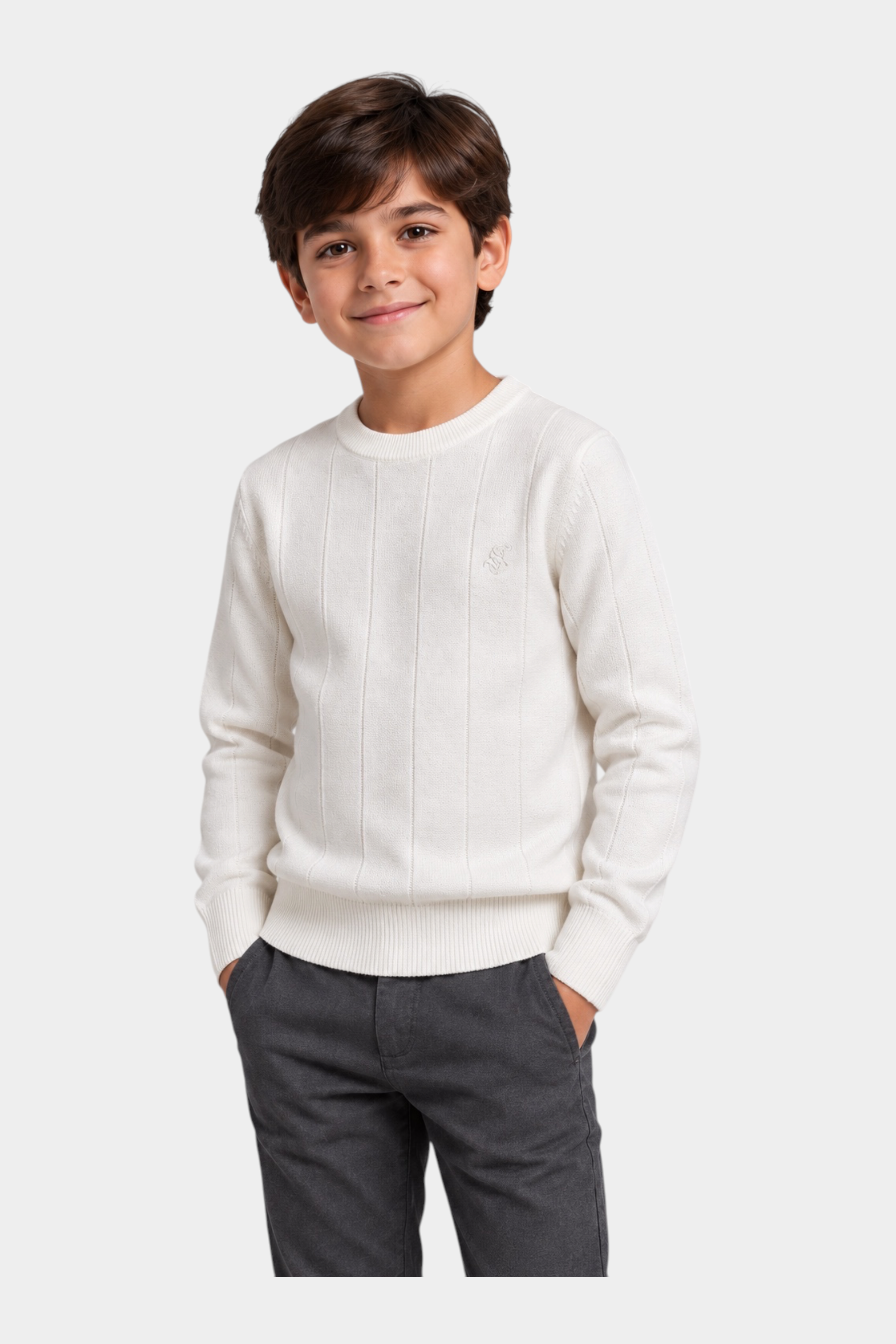 Bambino indossa un maglione girocollo bianco a semi coste con logo Follower SRL ricamato sul petto