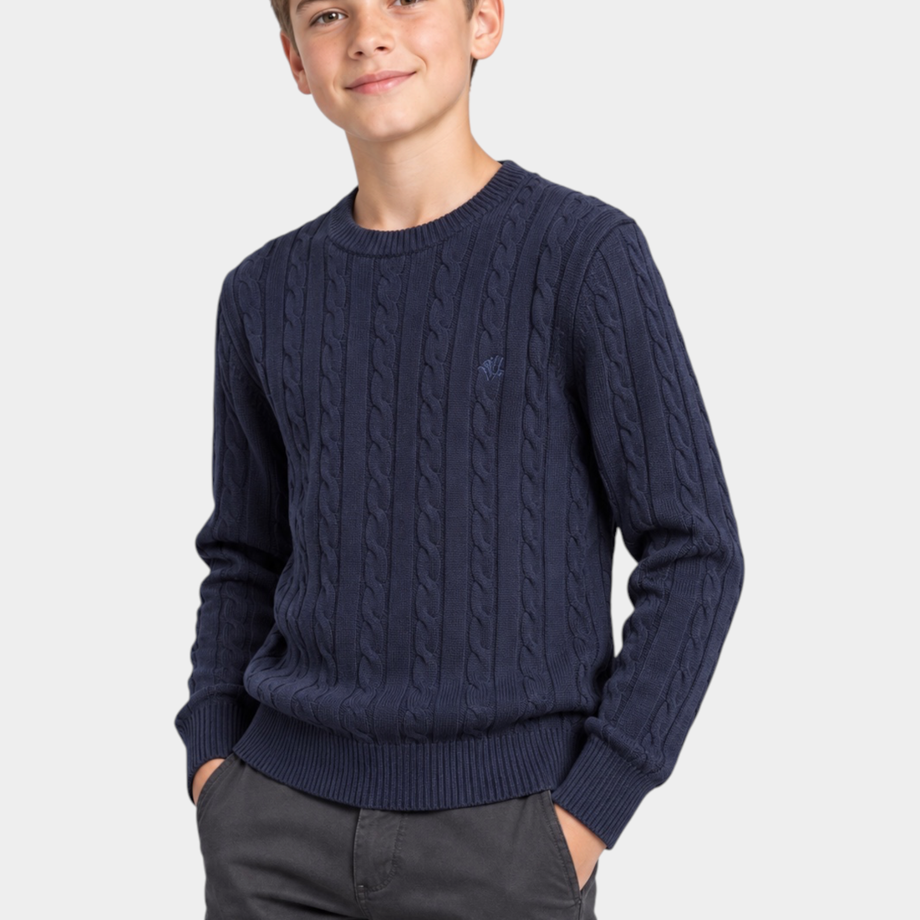 Ragazzo indossa un maglione girocollo blu a trecce con logo Follower SRL, stile casual ed elegante.