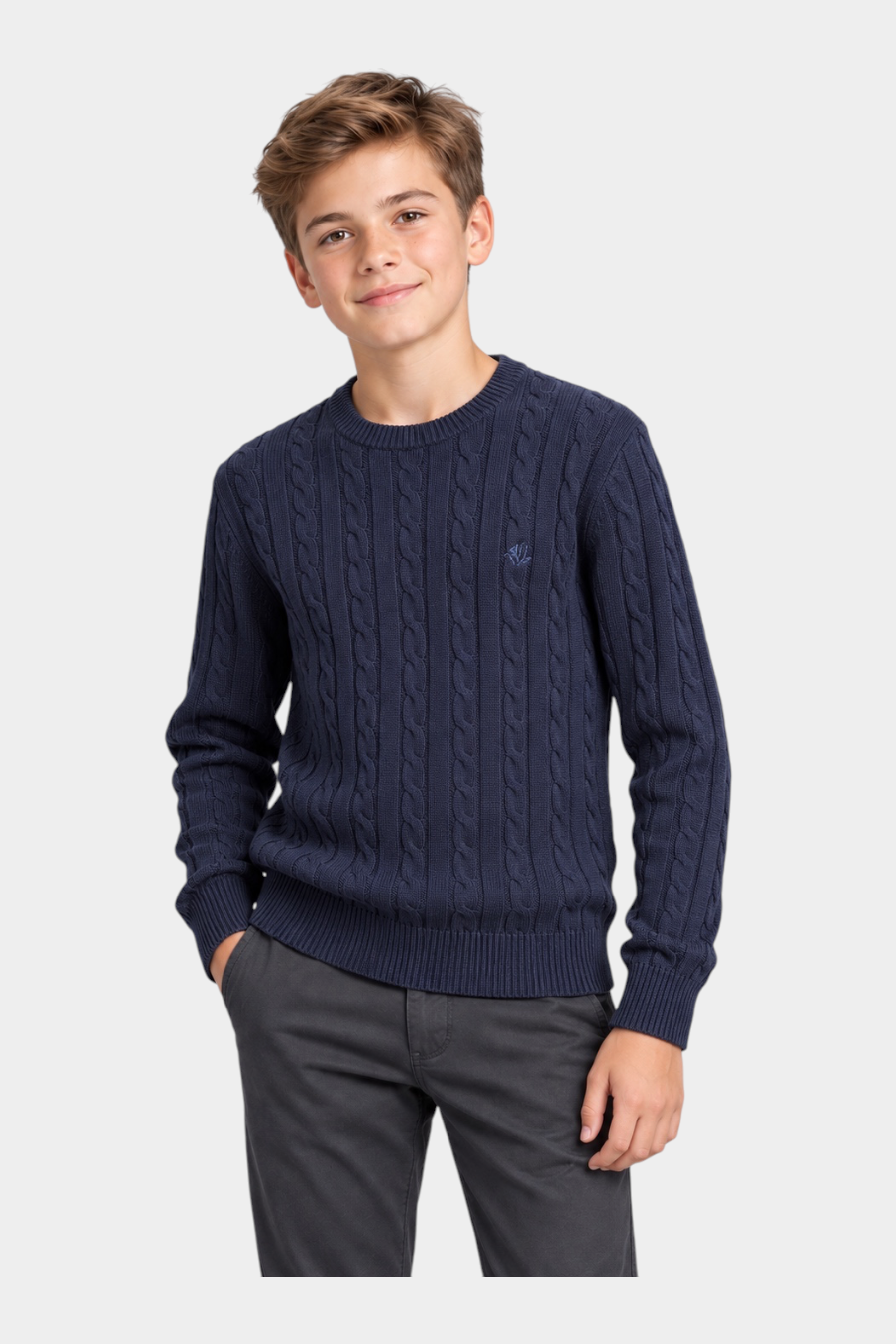Ragazzo indossa un maglione girocollo blu a trecce con logo Follower SRL ricamato sul petto