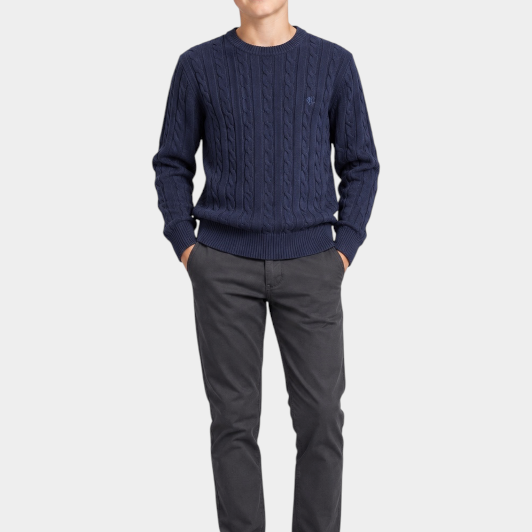 Ragazzo indossa maglione girocollo blu a trecce con logo Follower SRL e pantaloni scuri
