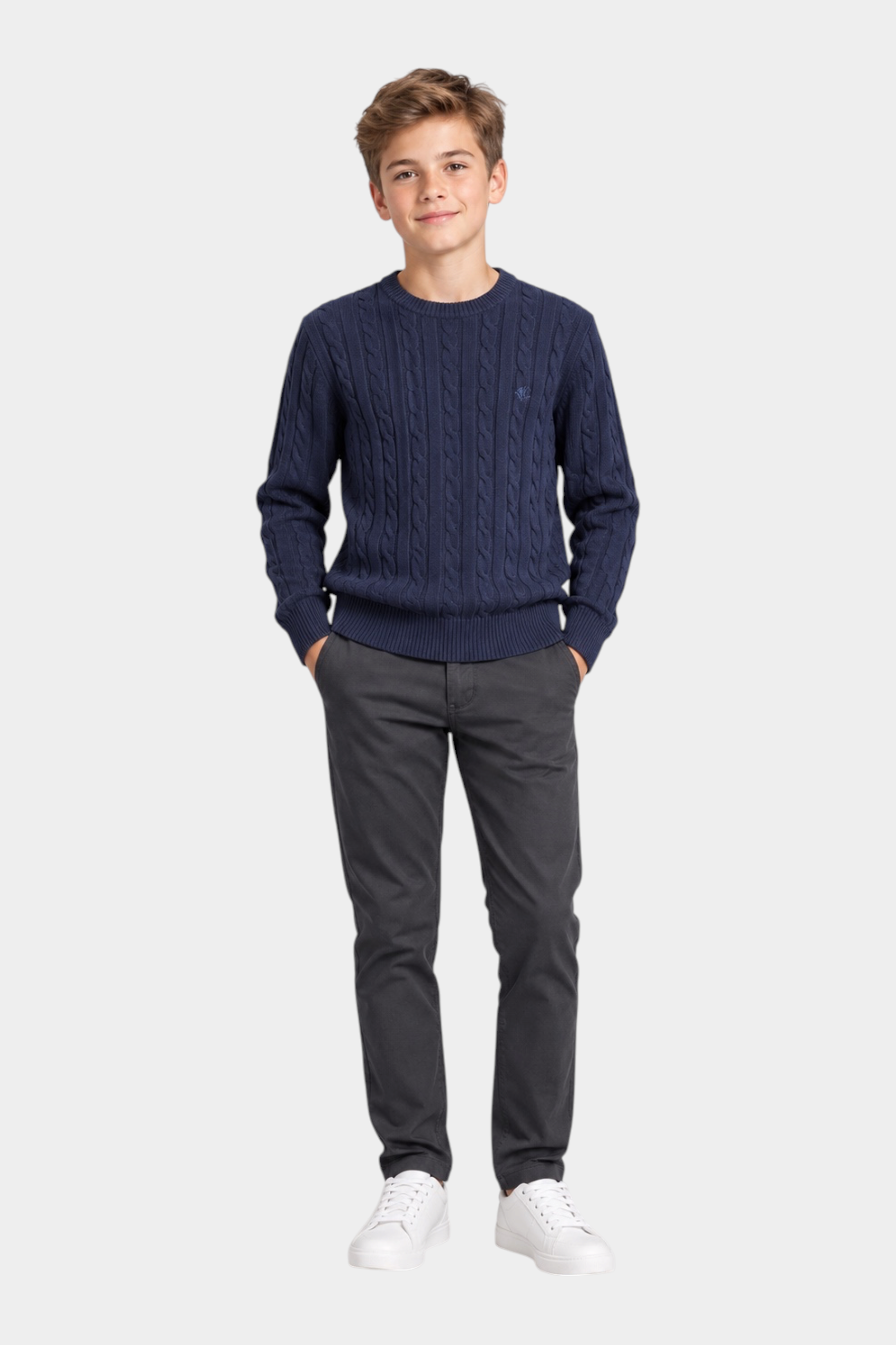 Ragazzo indossa maglione girocollo blu a trecce con logo Follower SRL e pantaloni scuri