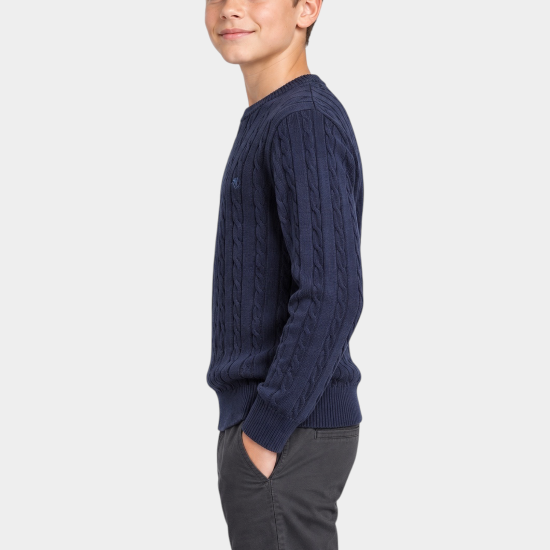 Ragazzo indossa maglione girocollo blu a trecce Follower SRL con logo iconico, vista laterale