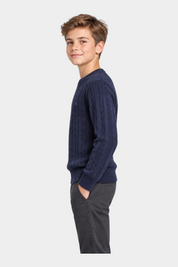 Ragazzo indossa maglione girocollo blu a trecce Follower SRL con logo iconico, vista laterale