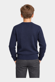 Ragazzo indossa maglione girocollo blu a trecce Follower SRL con maniche lavorate, vista posteriore