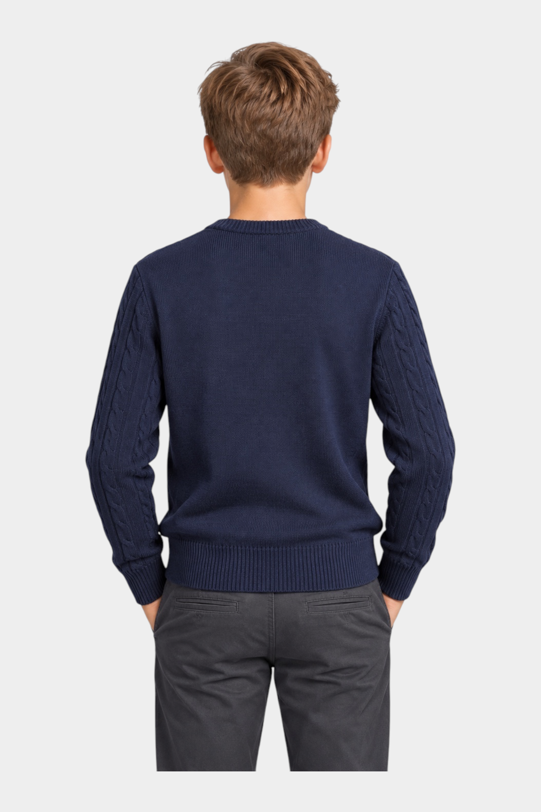 Ragazzo indossa maglione girocollo blu a trecce Follower SRL con maniche lavorate, vista posteriore