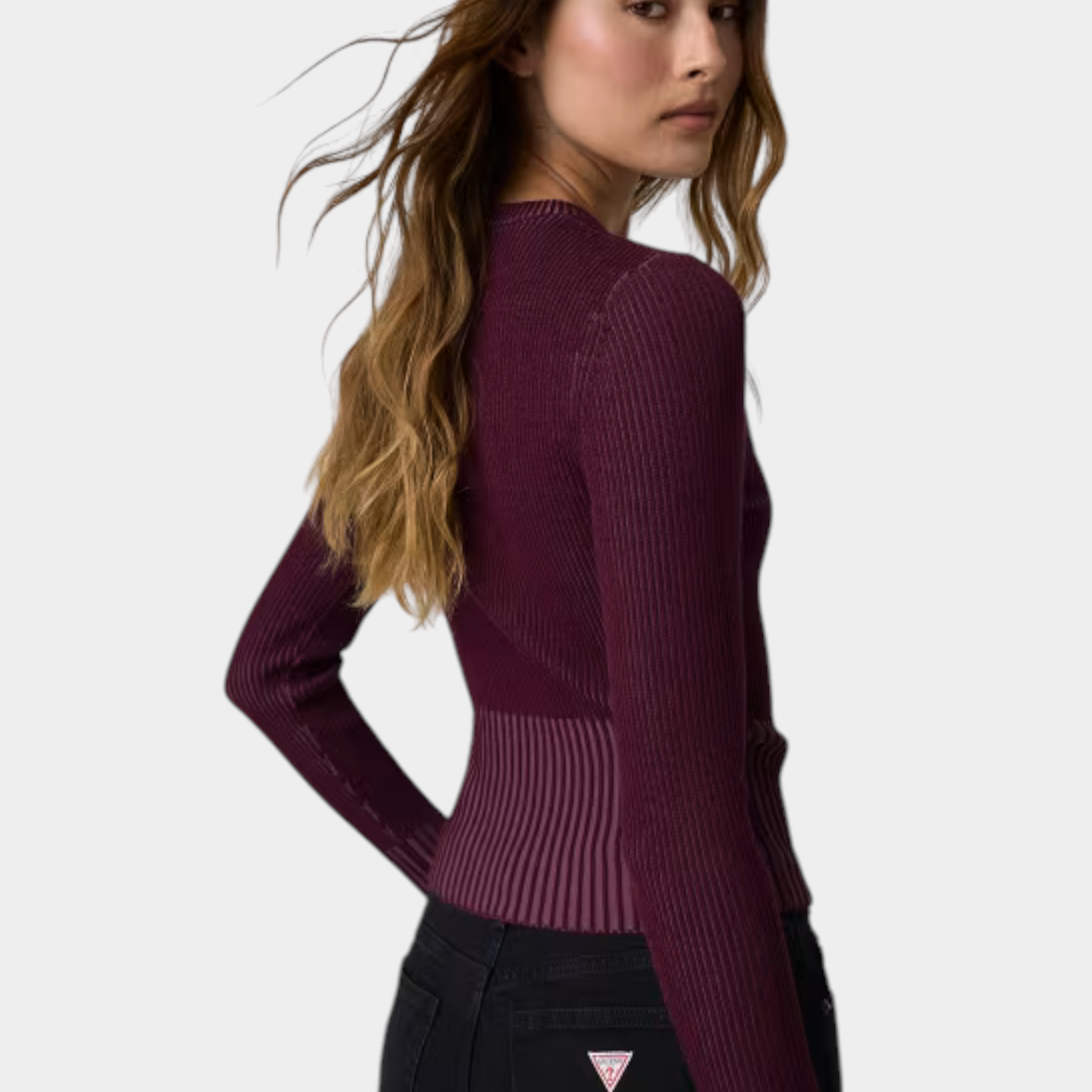 Modella indossa maglione Follower SRL bordeaux a coste con girocollo e maniche lunghe in misto lana