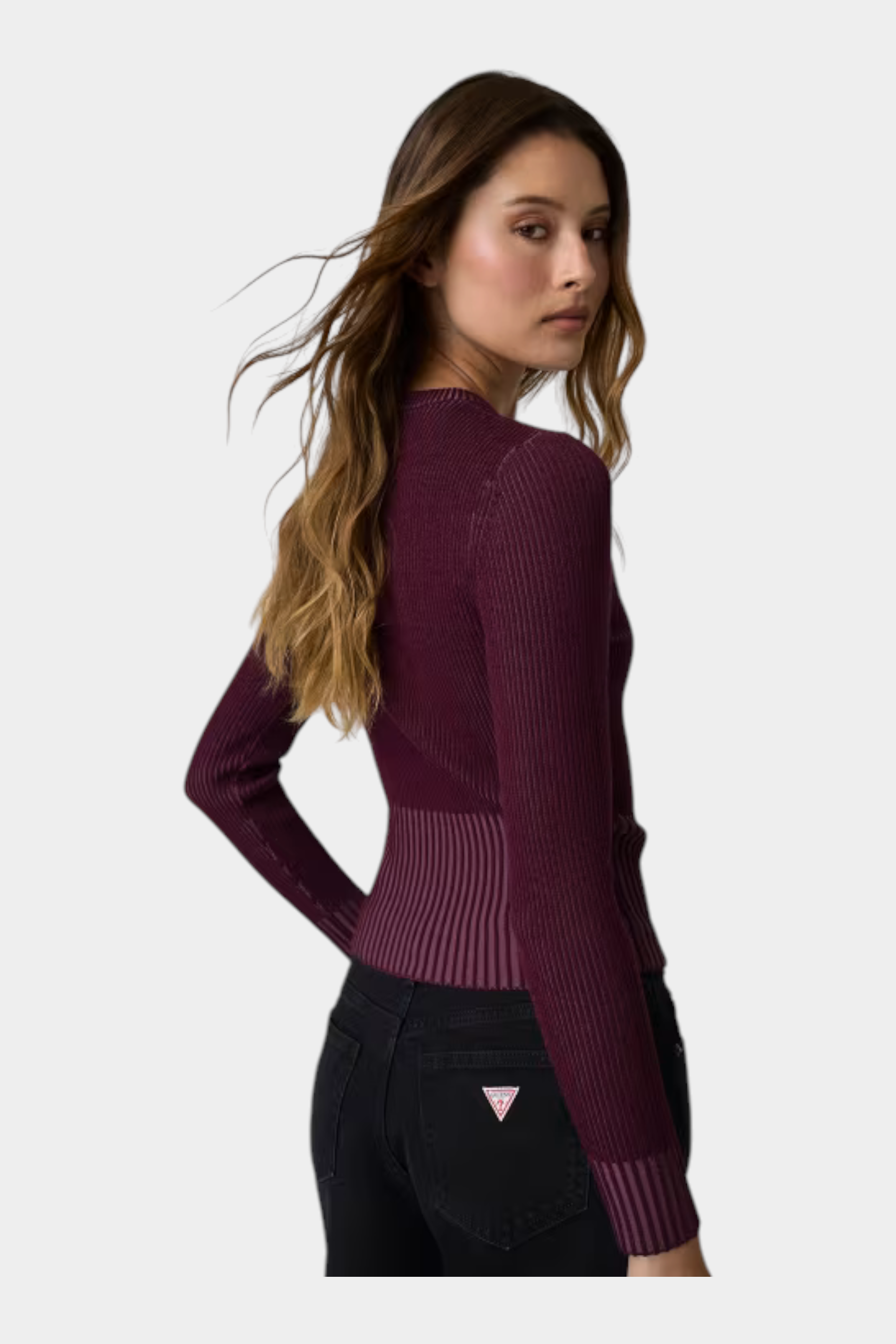 Modella indossa maglione Follower SRL bordeaux a coste con girocollo e maniche lunghe in misto lana