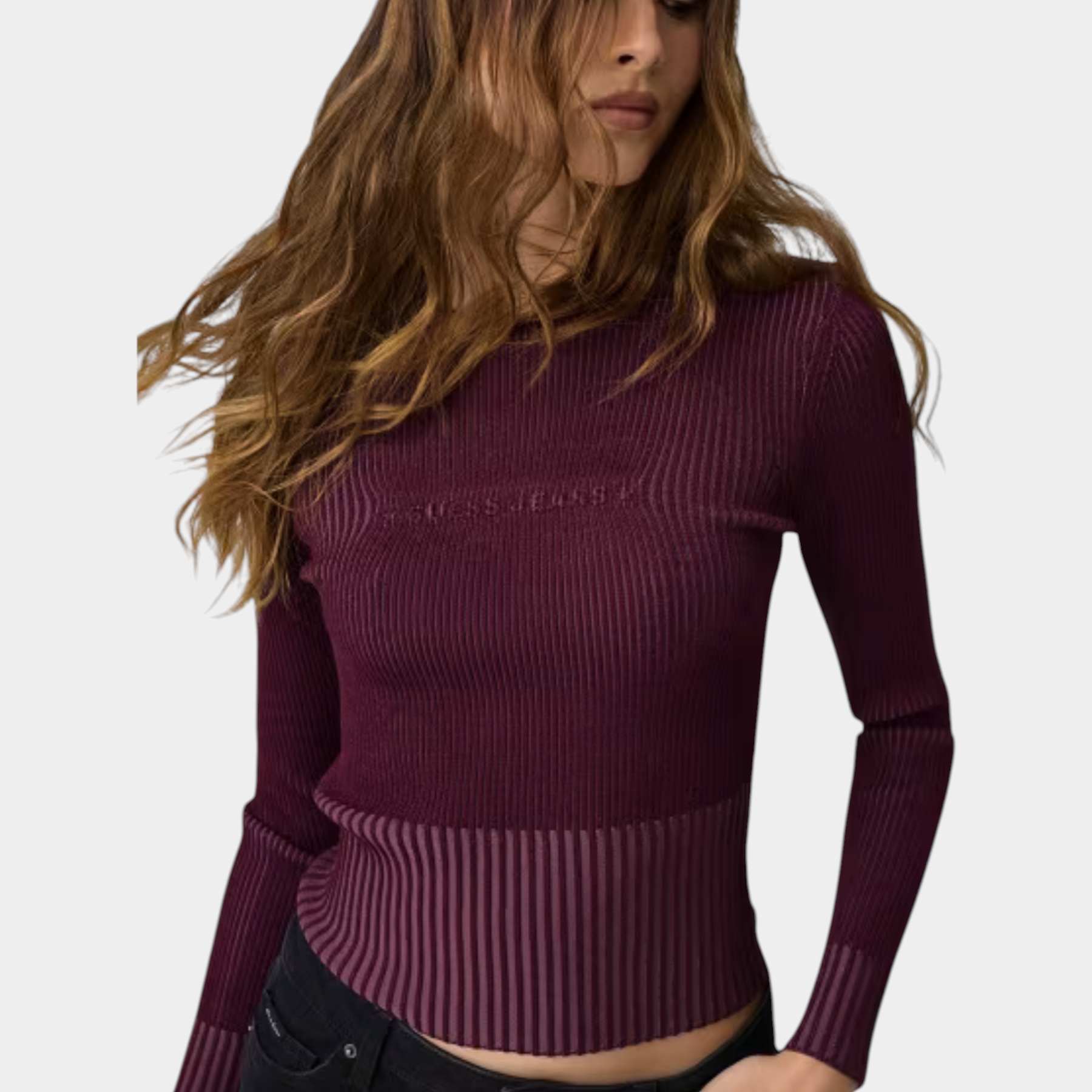 Modella indossa maglione bordeaux a coste Follower SRL con logo GUESS in rilievo, girocollo e maniche lunghe