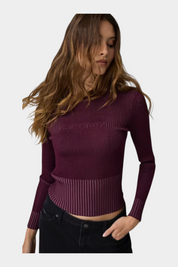 Modella indossa maglione bordeaux a coste Follower SRL con logo GUESS in rilievo, girocollo e maniche lunghe