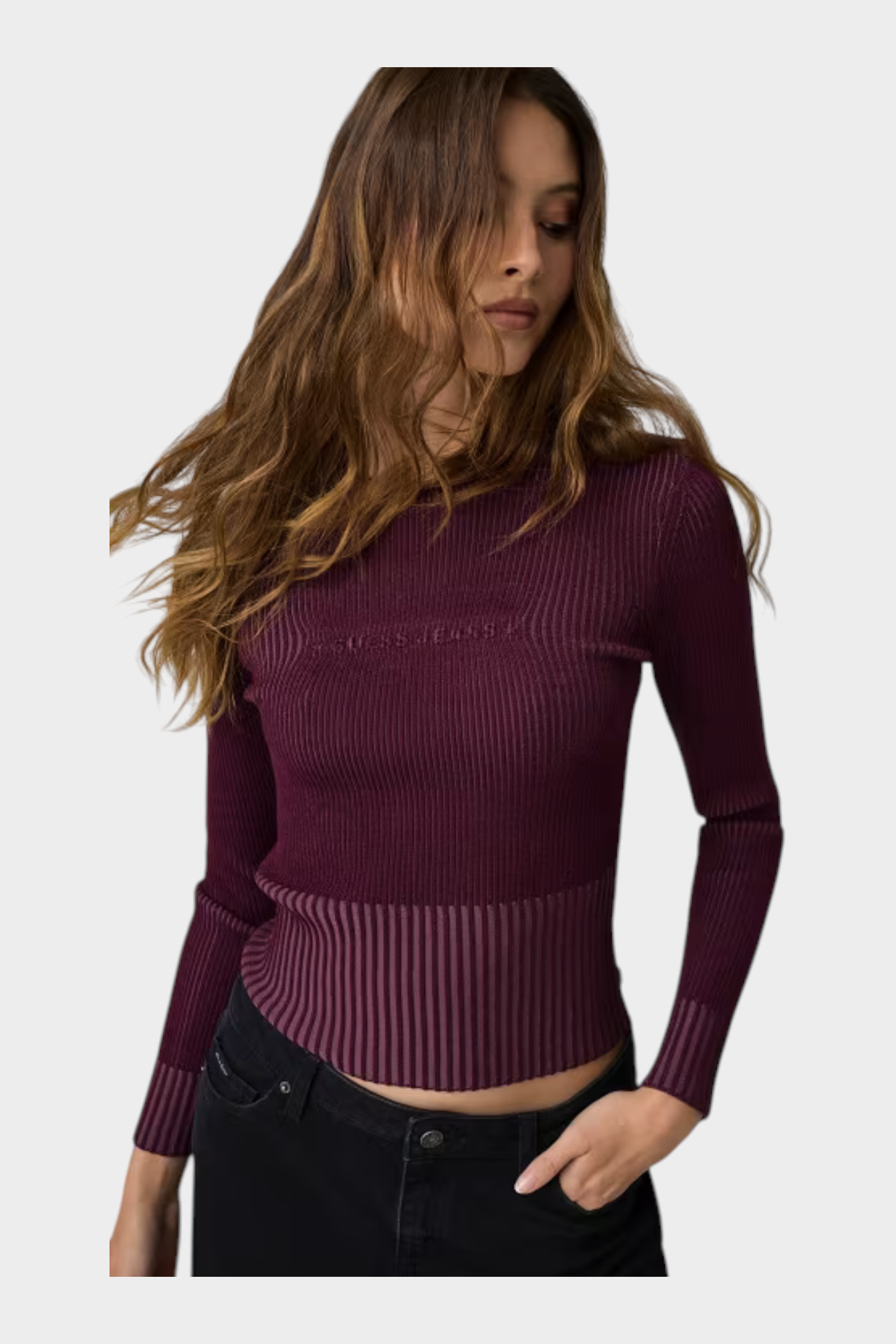 Modella indossa maglione bordeaux a coste Follower SRL con logo GUESS in rilievo, girocollo e maniche lunghe