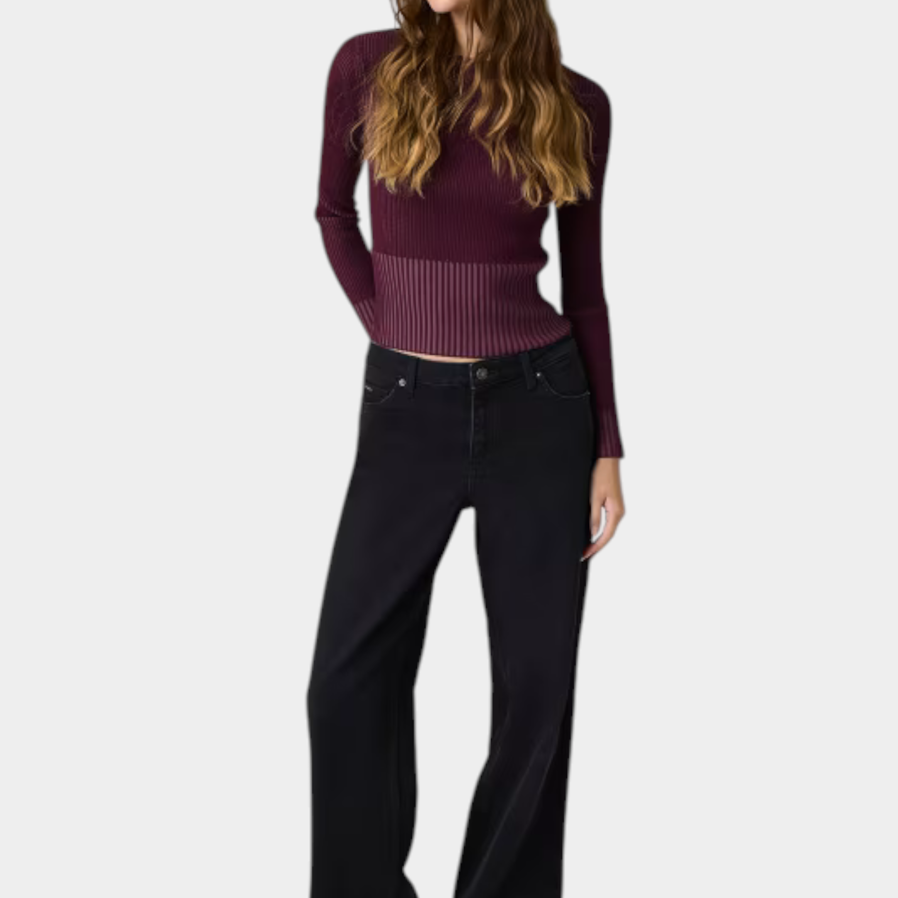 Modella indossa maglione Follower SRL GUESS bordeaux a girocollo in misto lana con lavorazione a coste