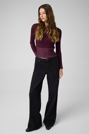 Modella indossa maglione Follower SRL GUESS bordeaux a girocollo in misto lana con lavorazione a coste