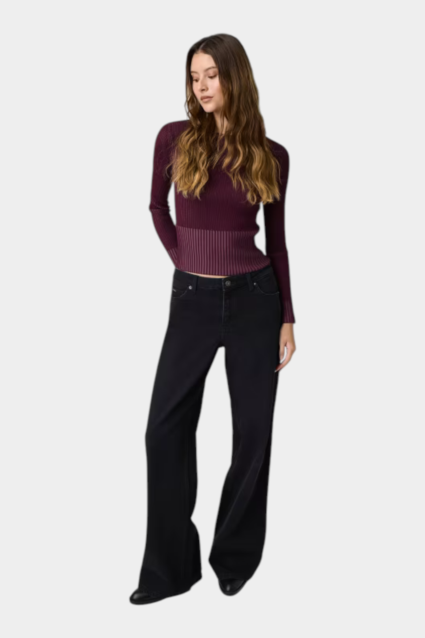 Modella indossa maglione Follower SRL GUESS bordeaux a girocollo in misto lana con lavorazione a coste