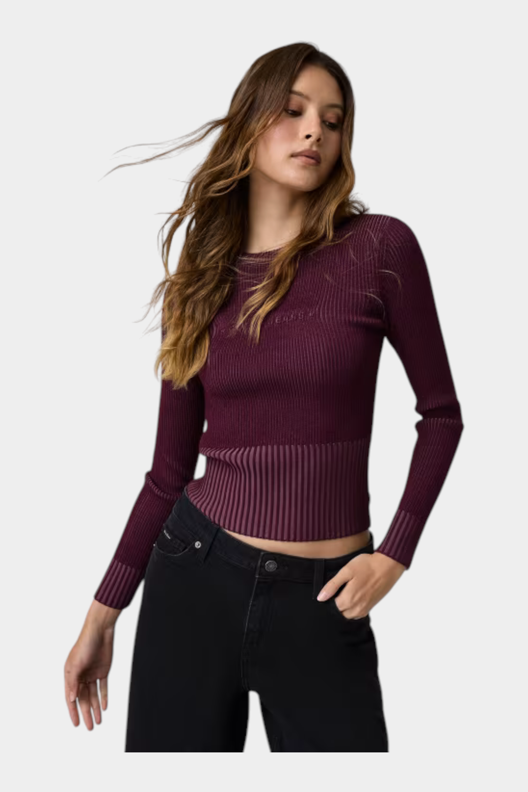 Maglione bordeaux Follower SRL in misto lana con girocollo, maniche lunghe e logo in rilievo indossato da modella