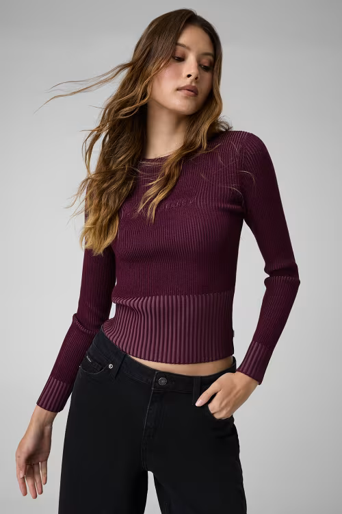 Maglione bordeaux Follower SRL in misto lana con girocollo, maniche lunghe e logo in rilievo indossato da modella