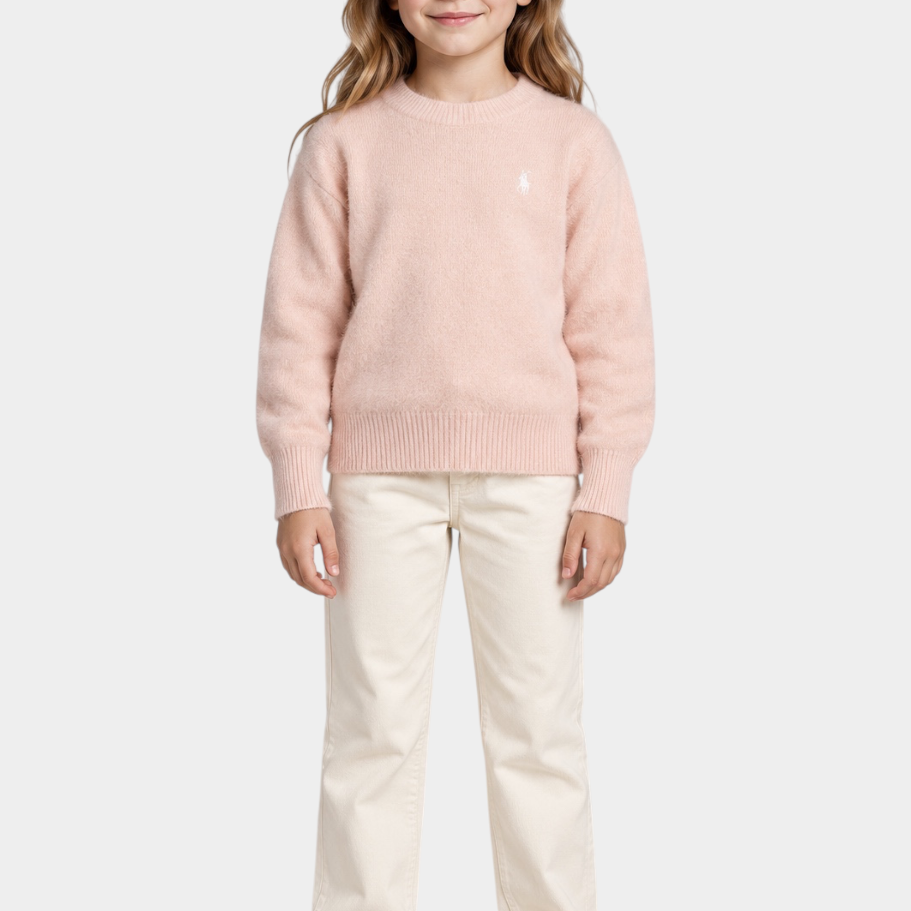 Bambina indossa un maglione in ciniglia rosa Follower SRL con girocollo e logo ricamato, abbinato a pantaloni chiari.