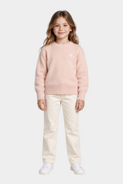 Bambina indossa un maglione in ciniglia rosa Follower SRL con girocollo e logo ricamato, abbinato a pantaloni chiari.