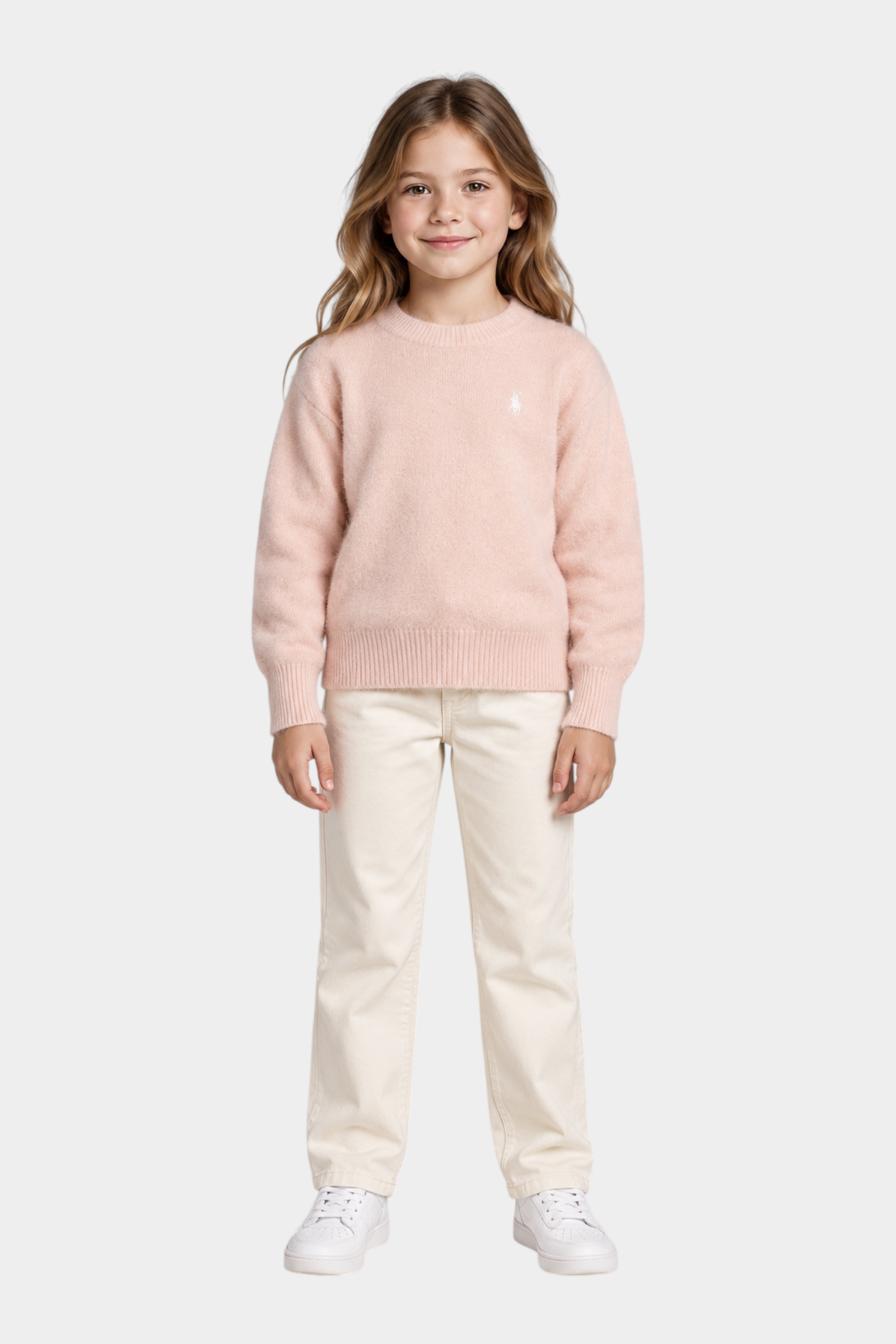 Bambina indossa un maglione in ciniglia rosa Follower SRL con girocollo e logo ricamato, abbinato a pantaloni chiari.