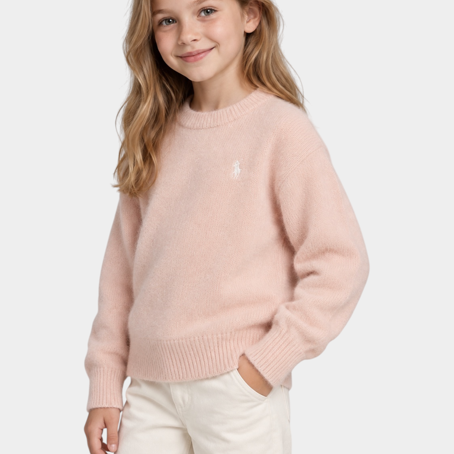 Bambina indossa un maglione in ciniglia rosa Follower SRL con logo ricamato, abbinato a pantaloni chiari