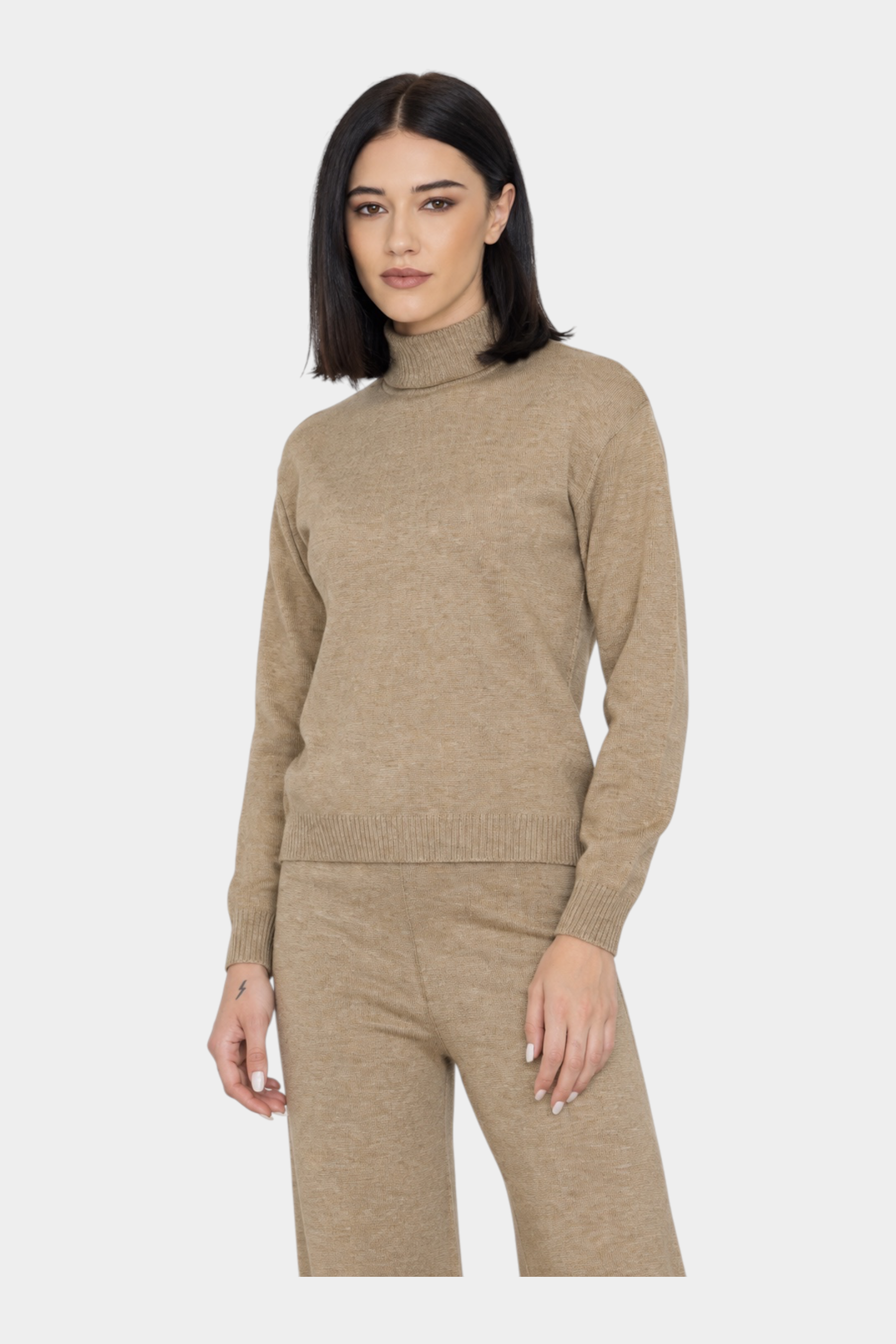 Modella indossa un maglione dolcevita beige a maniche lunghe di Follower SRL su sfondo neutro