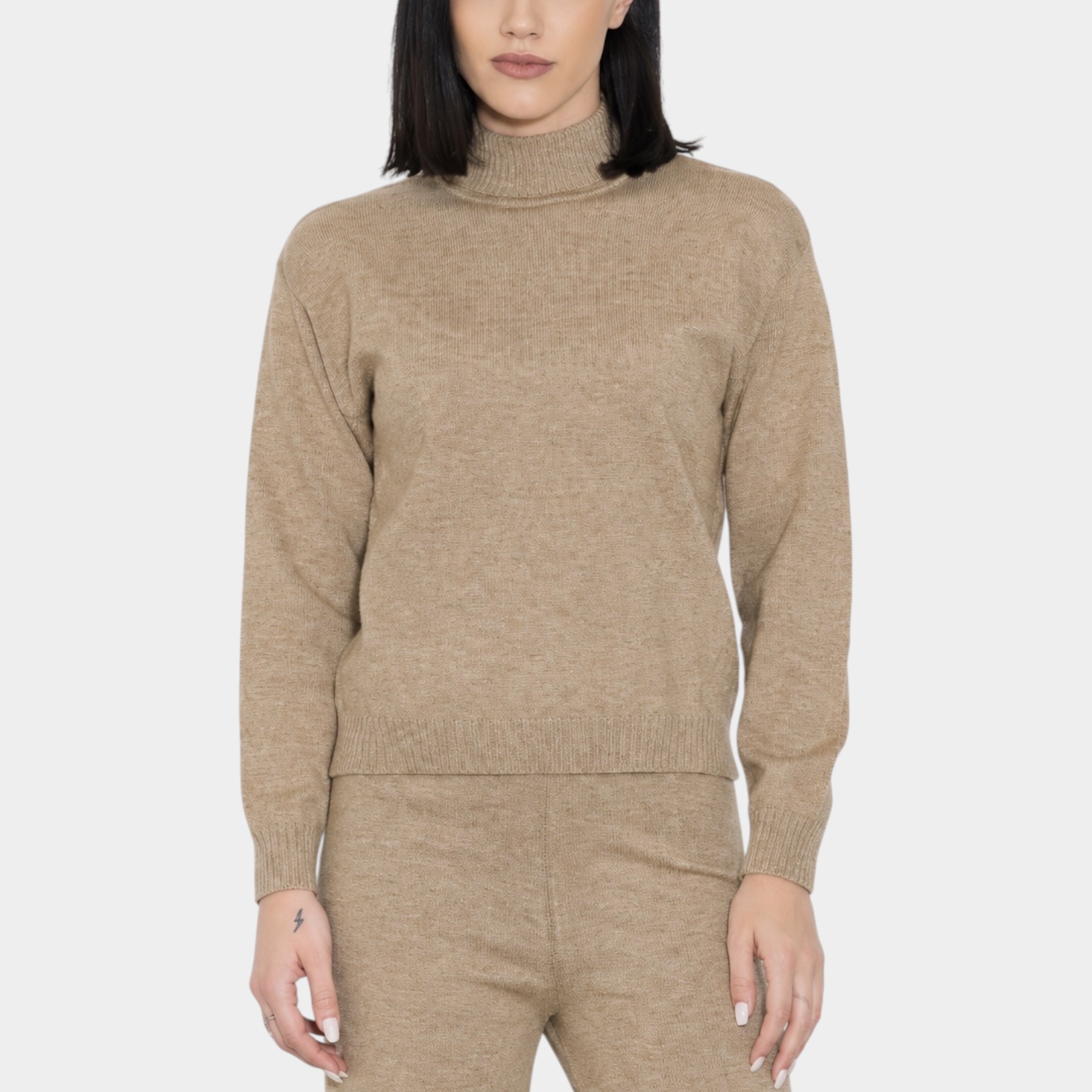 Modella indossa un maglione dolcevita beige a maniche lunghe di Follower SRL su sfondo neutro