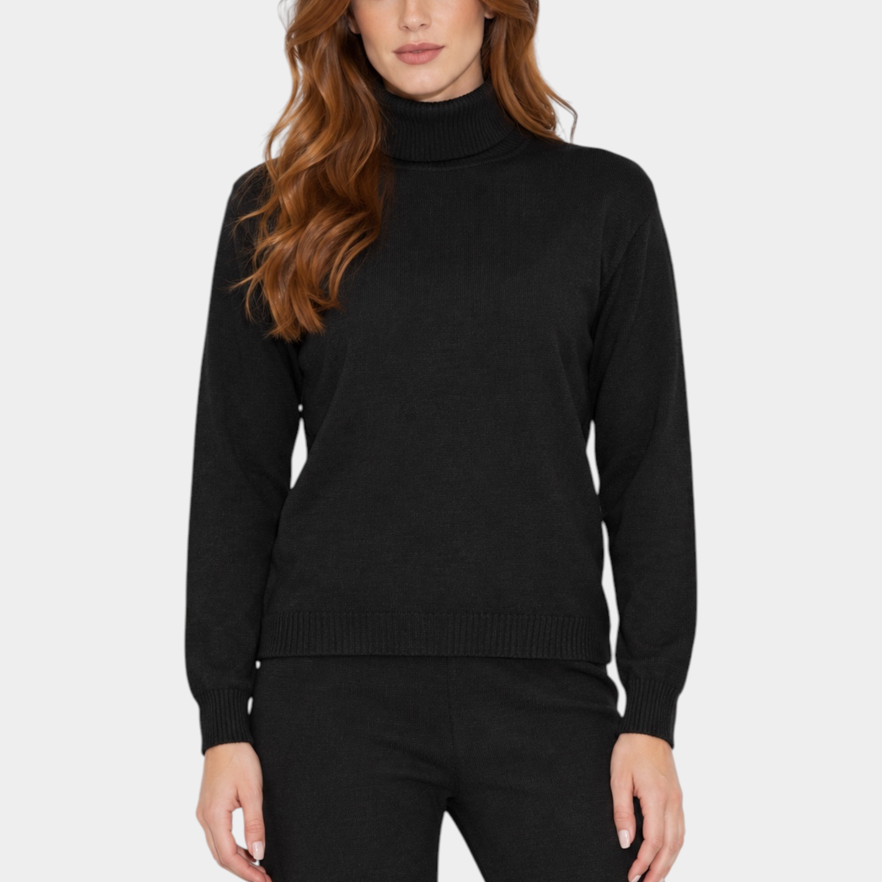 Modella indossa un maglione dolcevita nero a maniche lunghe di Follower SRL con finiture a coste