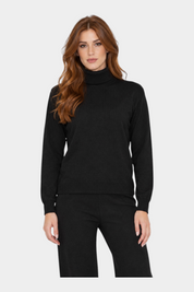 Modella indossa un maglione dolcevita nero a maniche lunghe di Follower SRL con finiture a coste