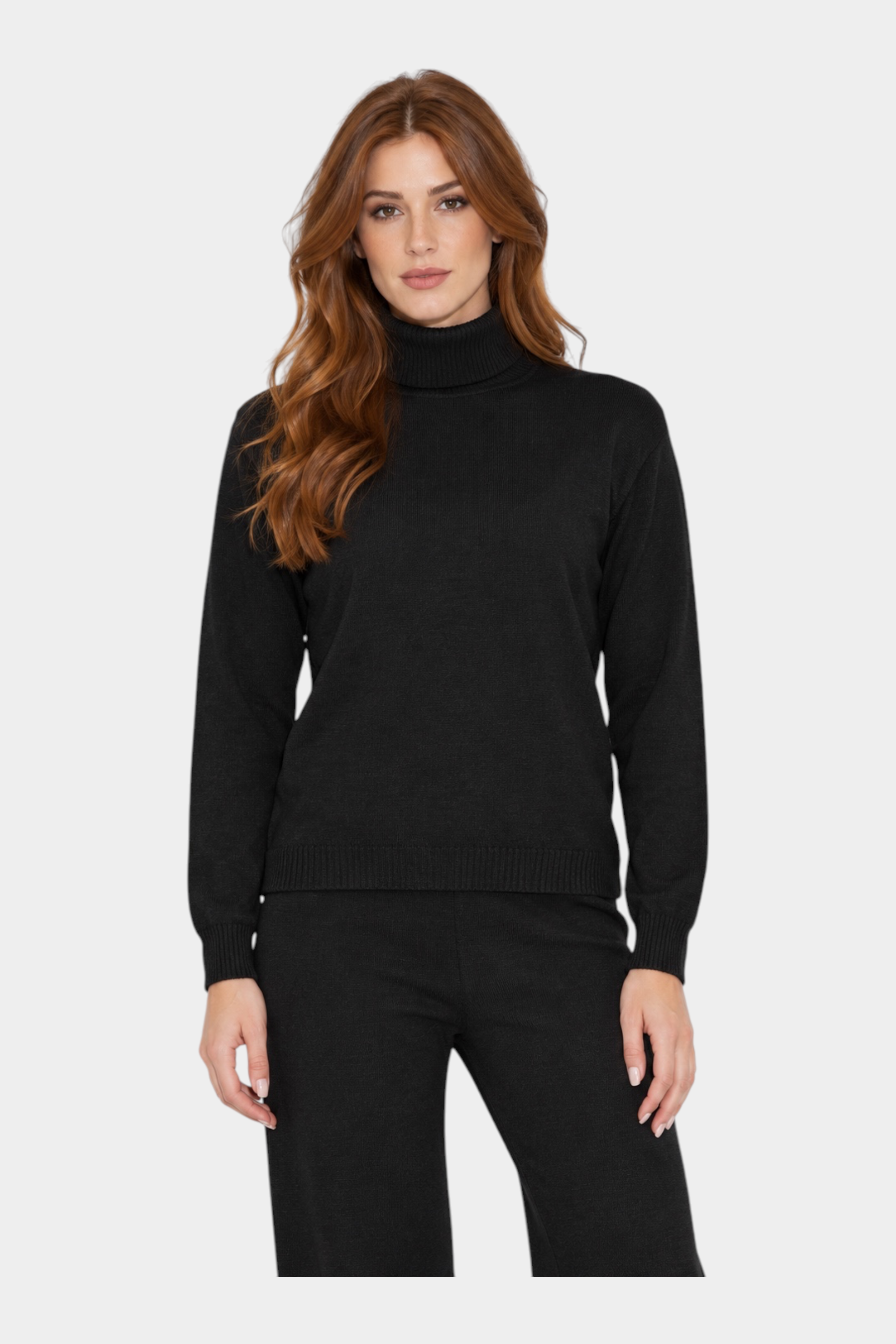 Modella indossa un maglione dolcevita nero a maniche lunghe di Follower SRL con finiture a coste