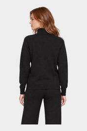 Vista posteriore di un maglione dolcevita nero Follower SRL a maniche lunghe con collo alto e finiture a coste