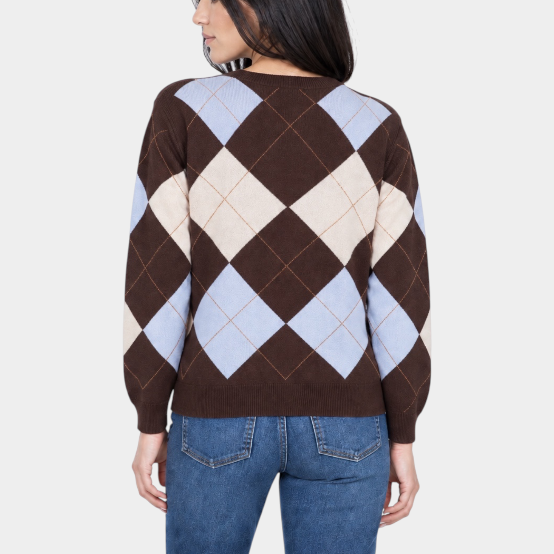 Maglione Follower SRL da donna con motivo a rombi marrone, azzurro e crema, indossato di schiena con jeans blu