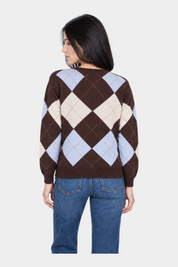 Maglione Follower SRL da donna con motivo a rombi marrone, azzurro e crema, indossato di schiena con jeans blu