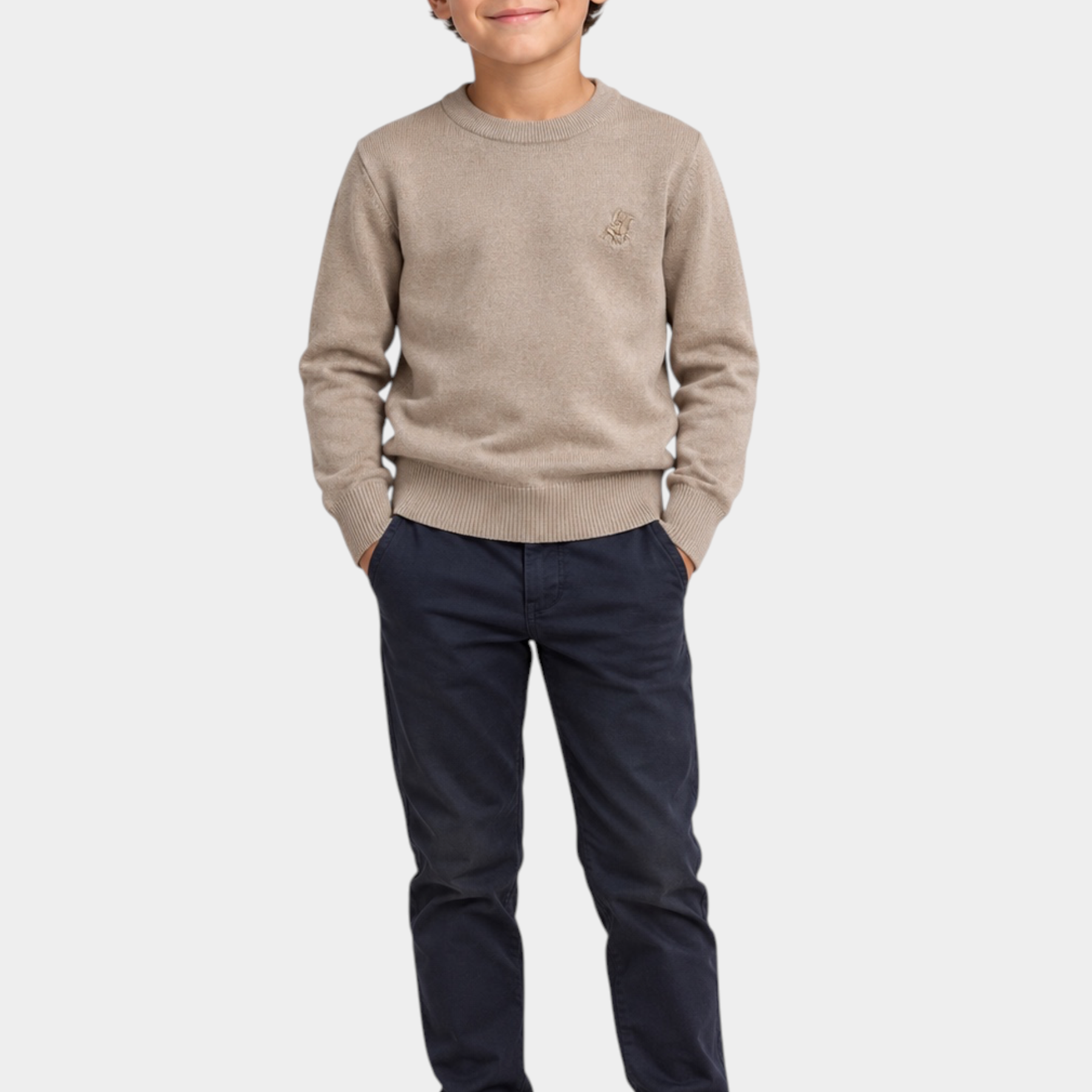 Bambino indossa maglione girocollo beige Follower SRL con logo iconico US GRAND POLO, pantaloni blu e scarpe bianche