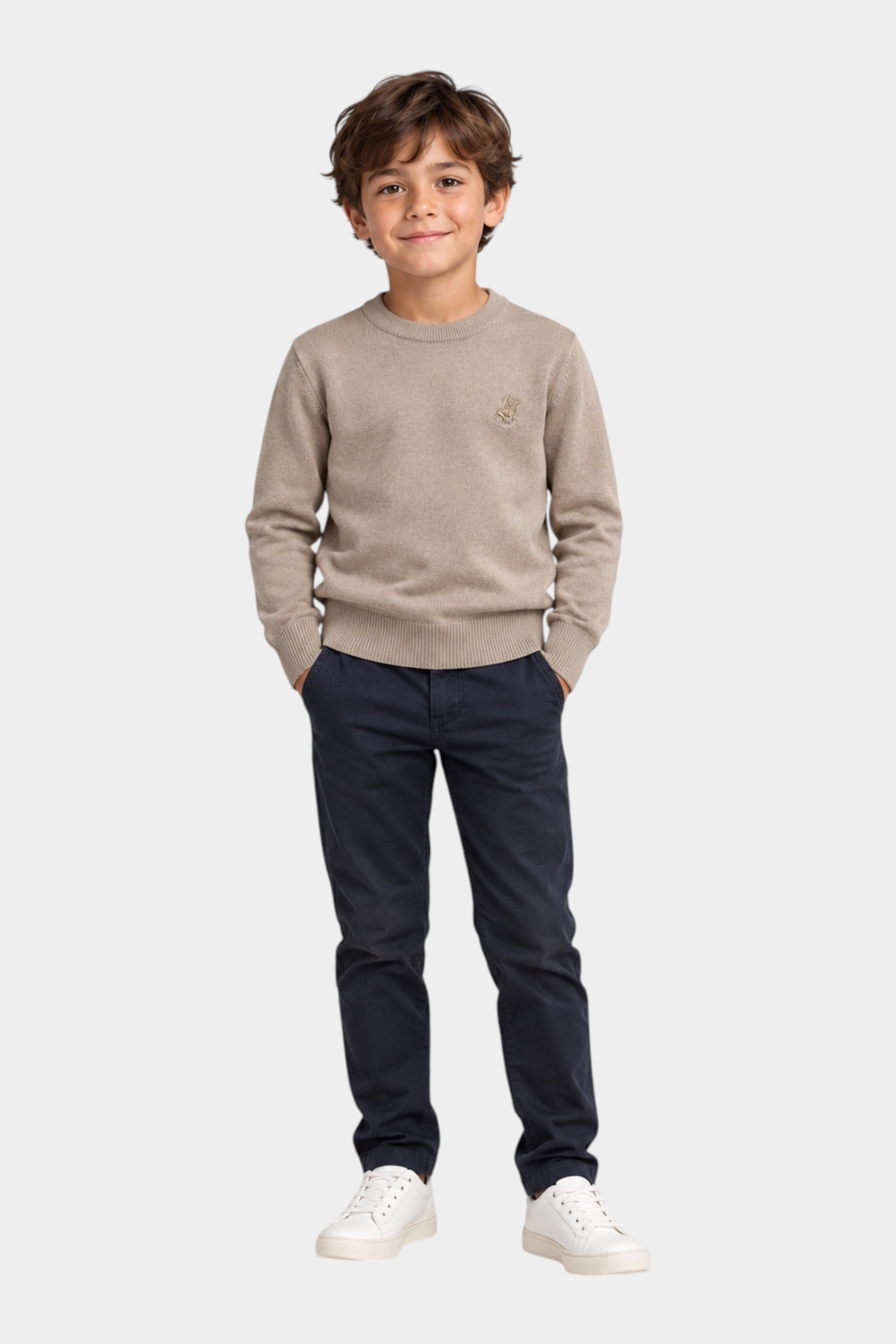 Bambino indossa maglione girocollo beige Follower SRL con logo iconico US GRAND POLO, pantaloni blu e scarpe bianche