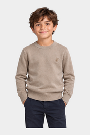 Bambino indossa un maglione girocollo beige Follower SRL con logo iconico ricamato sul petto
