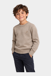 Bambino indossa maglione girocollo beige Follower SRL con logo iconico ricamato e pantaloni blu scuro