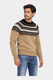 Maglione girocollo Follower SRL beige con motivo jacquard geometrico in lana e alpaca indossato da un modello