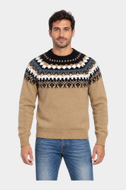 Modello indossa maglione girocollo Follower SRL beige con motivo geometrico jacquard in lana e alpaca